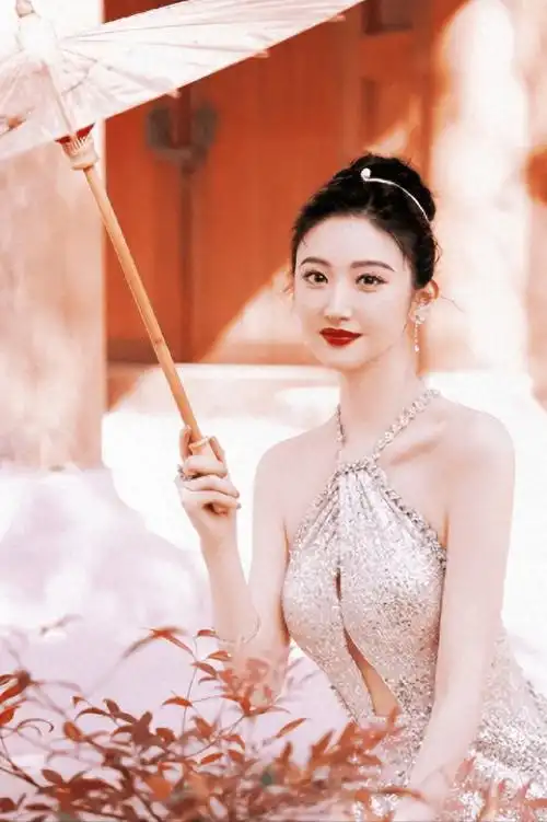 但大家不要忘了,再不济景甜也是和成龙,周润发,刘德华,甄子丹等巨头级