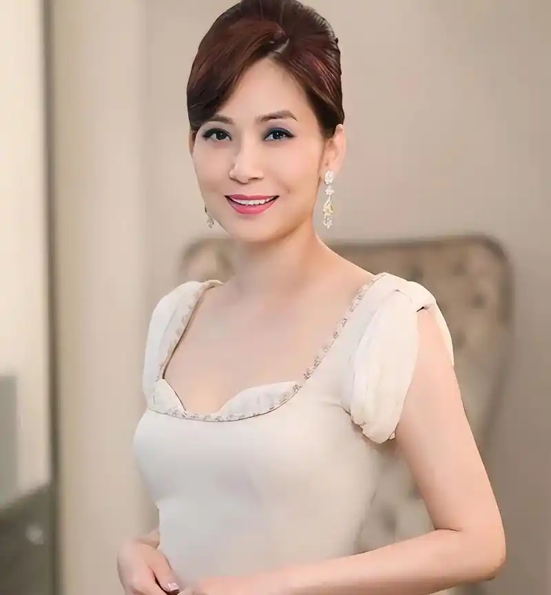 港姐邝美云拒嫁豪门,手握烂牌逆风翻盘,如今身价上亿