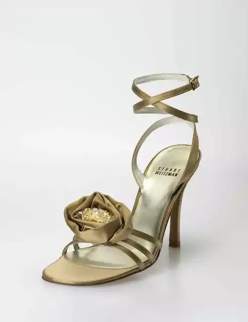 钻石梦细高跟鞋是用1,500颗钻石手工制成的,每颗价值30克拉.