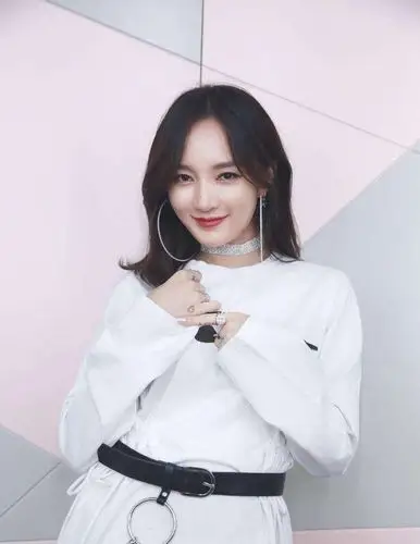 有没有人觉得孟佳和何洁有点像啊!