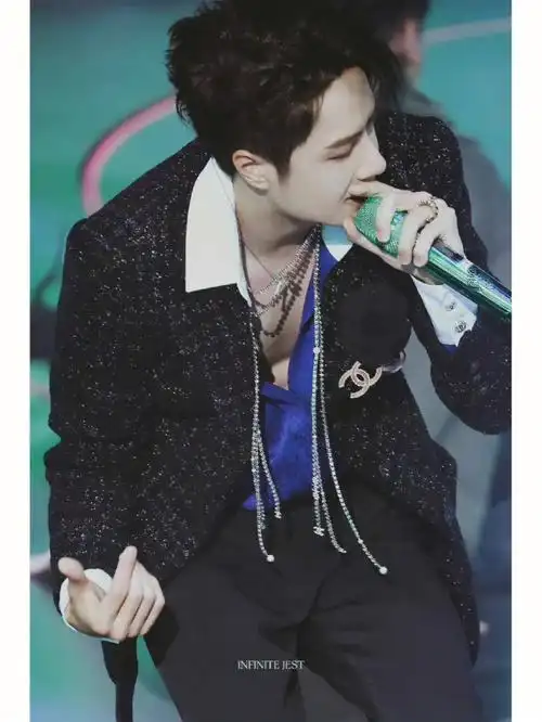 肩宽腰窄大长腿王一博向全世界安利王一博