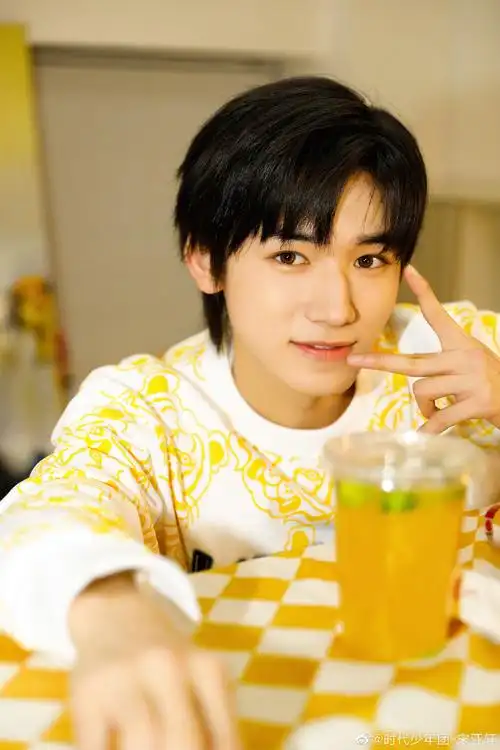 写真 宋亚轩身穿黄色印花卫衣,阳光男孩映入眼帘……__财经头条