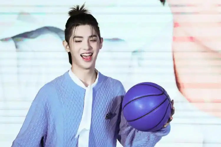 分享一组黄明昊图片给大家,图中的明星图片壁纸会点缀你的电脑桌面