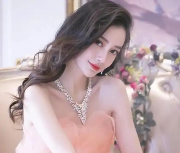 杨颖,这个名字几乎家喻户晓.