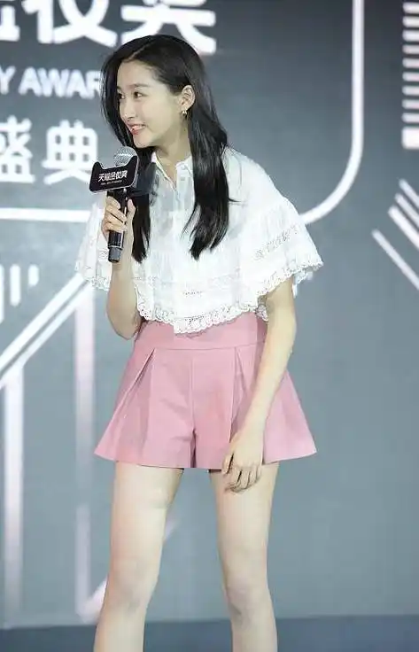 原创关晓彤的颜值没话说穿带洞的服装秀身材在外媒镜头下也没瑕疵