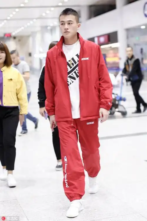 欧豪红红火火走机场 爱情比衣服更红火吧