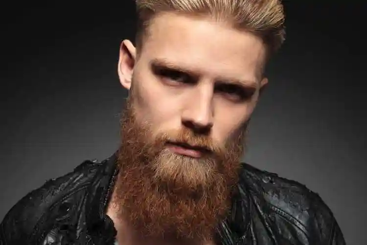 一个大胡子的男人在微笑