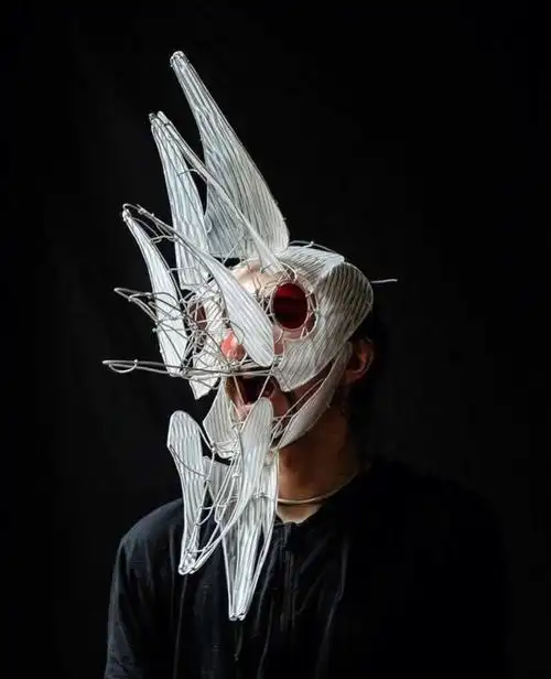 惊艳的面具艺术充满悲伤和美