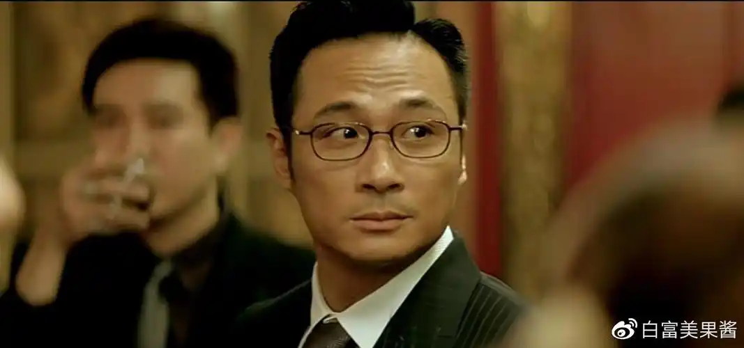 安插在他身边的卧底,甚至还在警察的车里面放置炸弹,企图炸死黄志诚