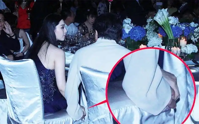 成龙范冰冰晚会上并肩而坐,桌下的"小动作"不断,太耐人寻味了