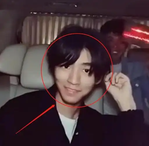 王俊凯21岁生日,素颜直播面色憔悴,我却在关注他吃蛋糕的样子|tfboys