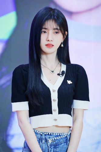 鞠婧祎同款黑色v领针织衫短袖修身短款t恤设计感小众上衣2021夏季