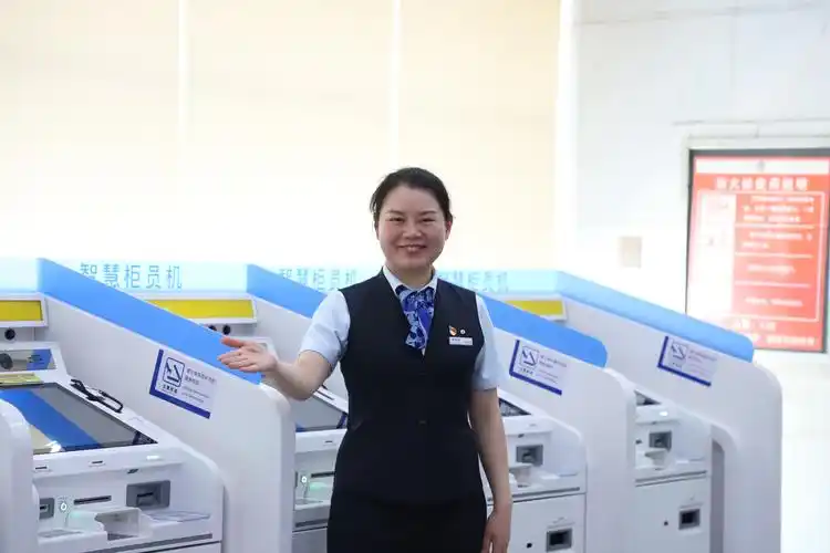 建总行服务明星——大堂经理易洁如