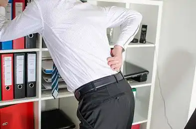 疲倦_男性_职员_痛苦_背影_白色背景_背景_高清图片_全景视觉