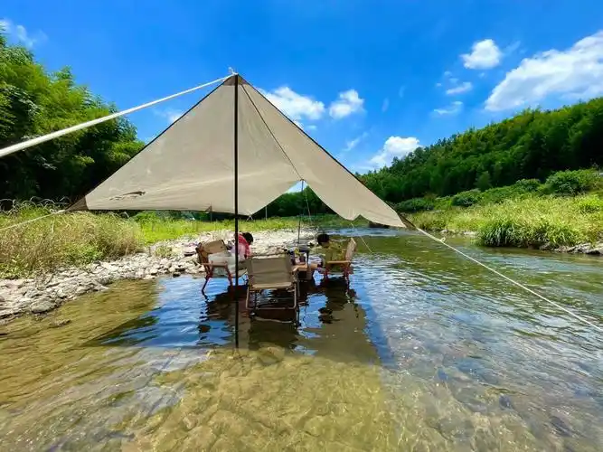 38度的夏天我在溪水里乘凉