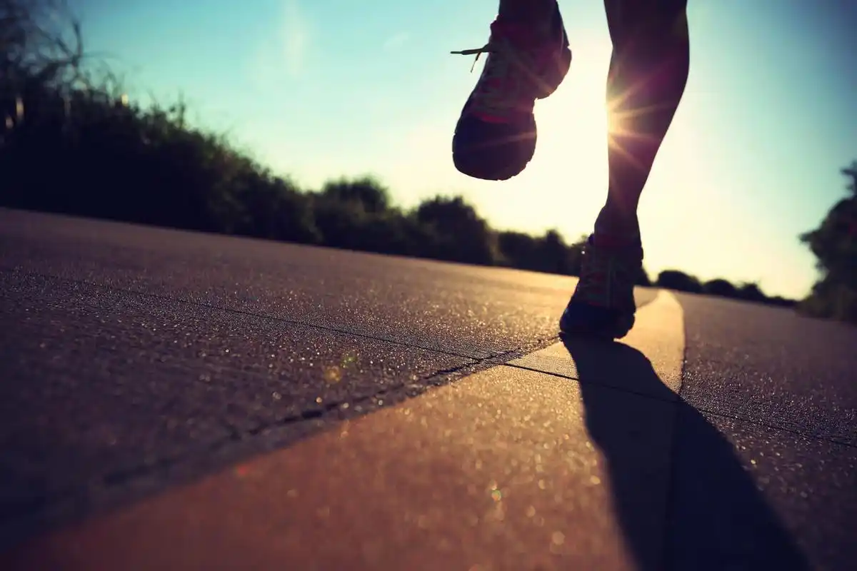 毕业季毕业季奔跑青春励志人物剪影背景高清素材足球早安图努力奋斗