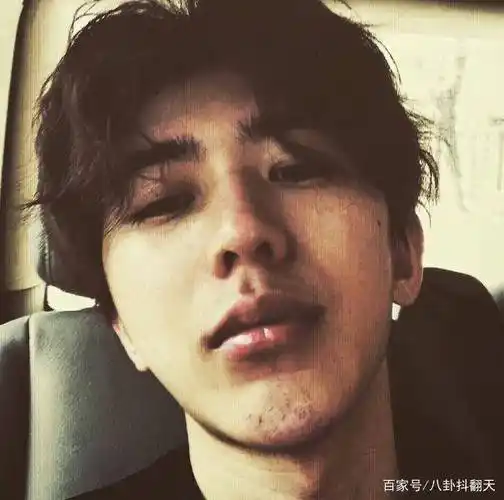 蔡徐坤素颜照被疯传没化妆还能抗住死亡角度下巴怎么变形了