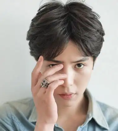 男生中分发型是什么样子的 男士复古中分发型[韩式男发]标签:2019男生