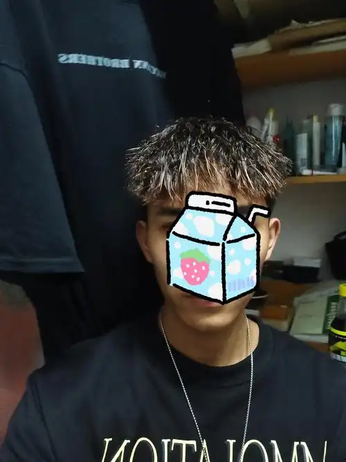 某帅小伙烫了锡纸烫后丑的睡不着