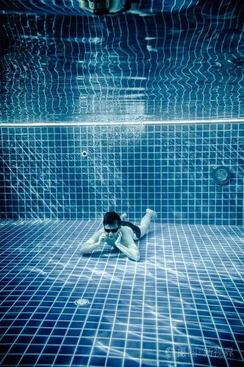 人是根据在泳池里的水
