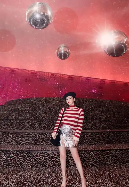 原创孟美岐晚会造型红色渐变扎染灯芯绒套装活力又青春