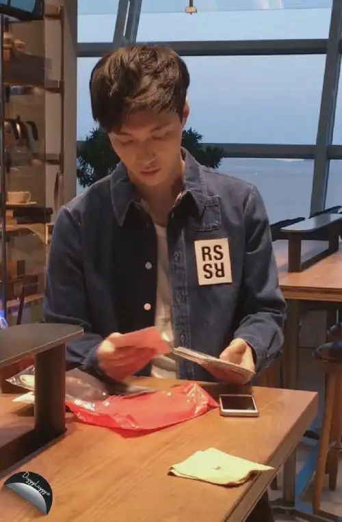 男友视角来啦 快查收心动帅气的张bob吧    @张艺兴|#张艺兴dna音乐