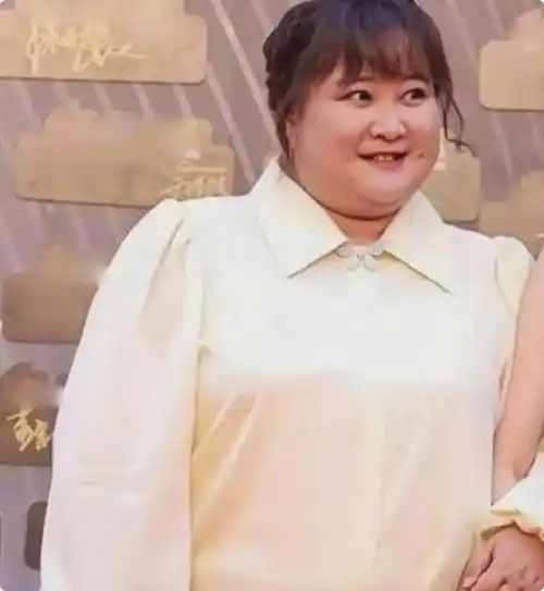 当贾玲自然松弛,没有大表情的时候,也能看出她脸上的皮肤下坠感明显