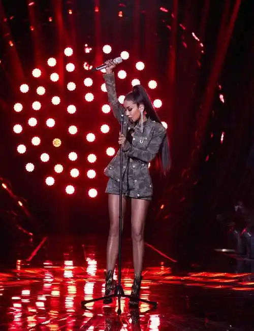 吉克隽逸踩两根针登台迷彩服玩下衣失踪秀腿162身高比例优越