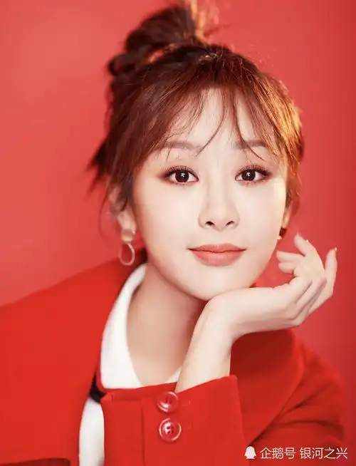 春晚结束"杨紫"红色大衣火了!但有谁注意到她的鞋子搭配?要火