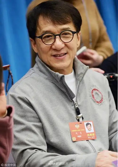 70岁成龙现身参加活动头发花白显老态偶像确实老了