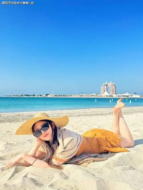 刘亦菲晒海边美照,穿桔黄色抹胸短裙秀好身材,一双修长美腿迷人_照片