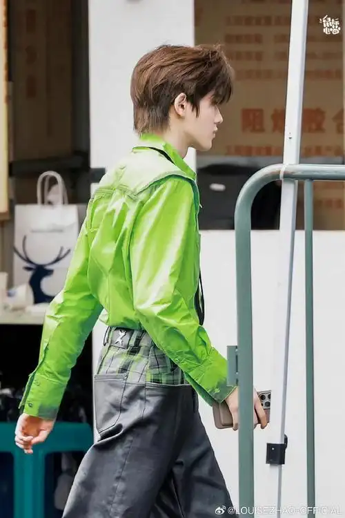 宋亚轩荧光绿衬衣##宋亚轩##时代少年团宋亚轩##宋亚轩 fashion