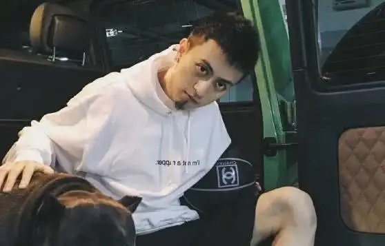 千万法拉利首撞后自拍,玩游戏花上亿,沪上皇秦奋是什么背景