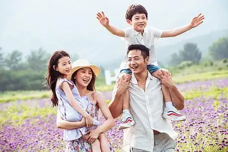 卡通手绘人物男孩写作业一家四口在花海里快乐玩耍幸福家庭走在花海里