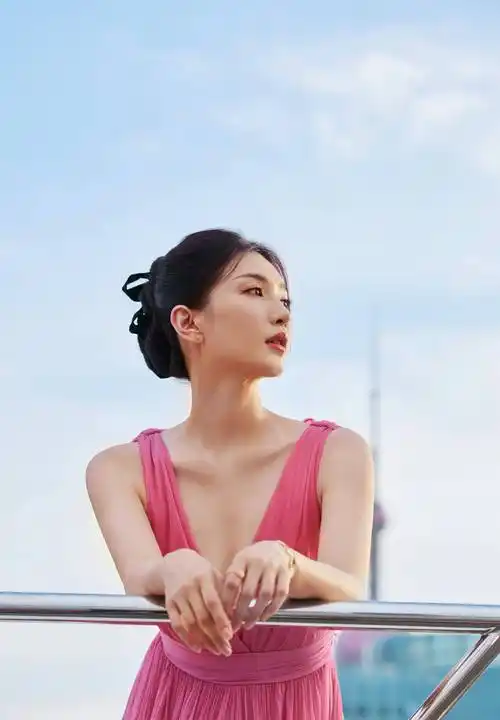 江疏影盛装出席活动,粉色礼裙尽显女人味,优雅姿态妩媚多姿_魅力