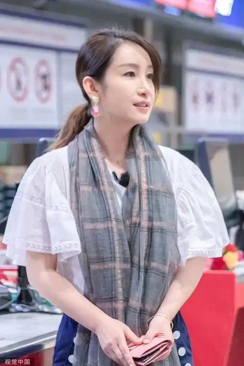 秦海璐深夜出发状态好 戴小猪佩奇耳环搬行李女子力max_娱乐频道_中国