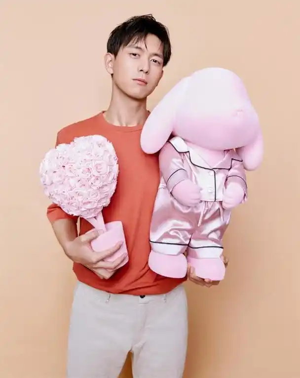 李现:经纪人扭头就跑 李现因电视剧《亲爱的热爱》走红,人气爆棚,粉丝