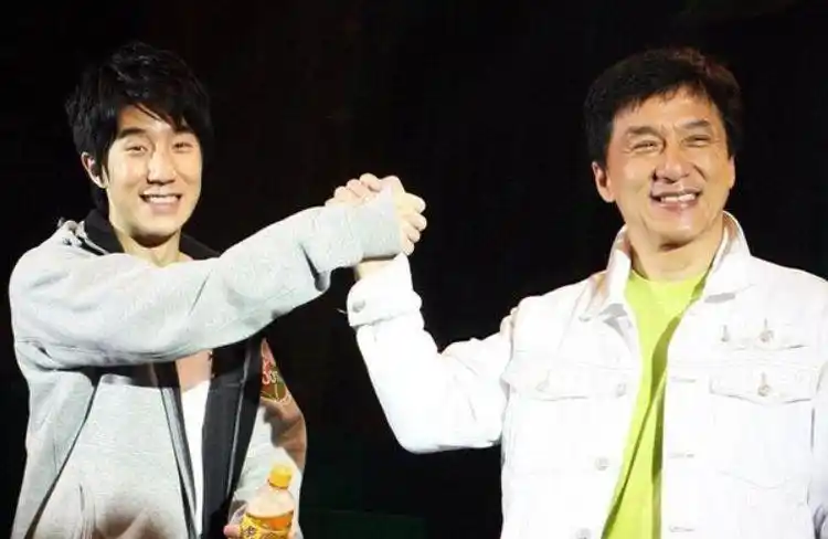 38岁房祖名近况曝光,开百万豪车与朋友喝茶,一支烟价格过万?