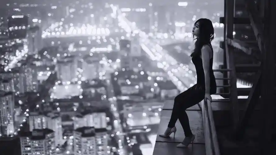 一个人抱头心碎绝望的伤感图片