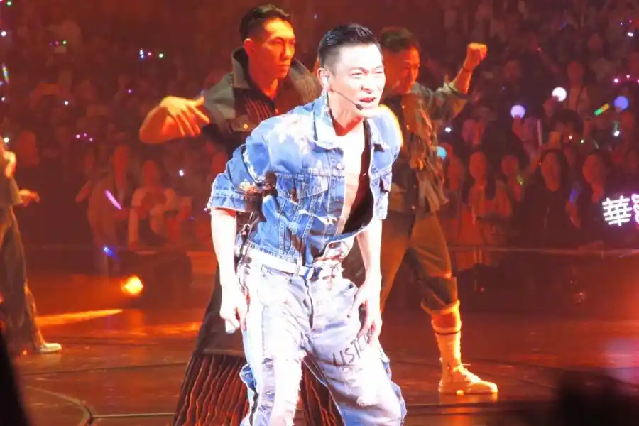 刘德华个唱首场打鼓献技太太女儿齐到场