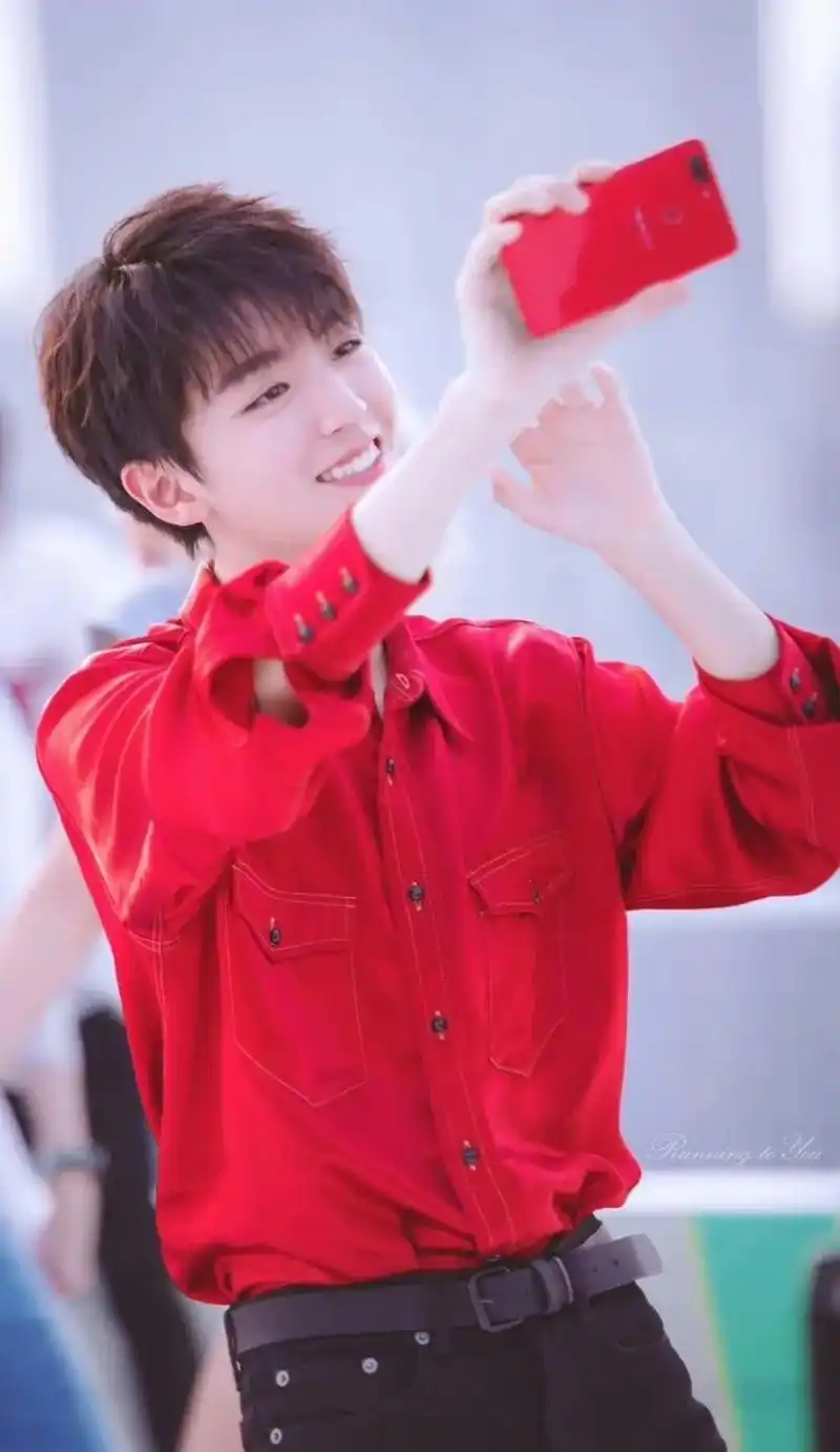 论红色与王俊凯的适配度.花会沿路盛开,你的未来也是. #王俊 - 抖音