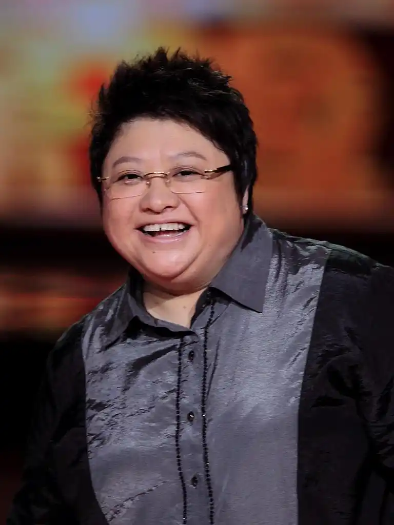 49岁「最穷女歌手」韩红暴瘦上热搜!晚会献唱身型似乎瘦了一圈!