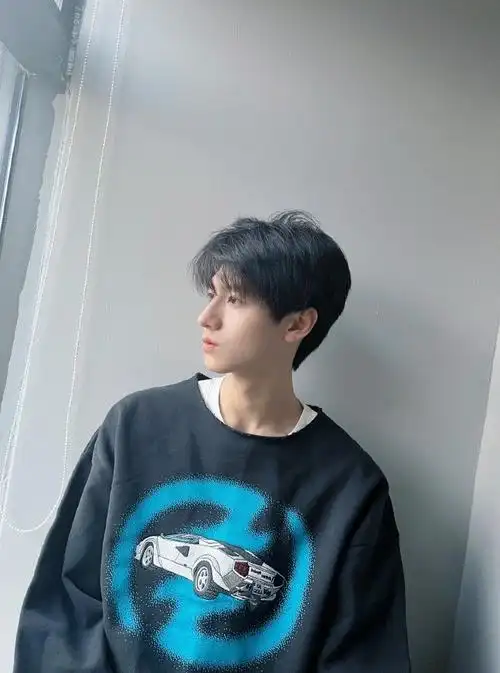 侧脸优越五官精致好好看@tf家族-朱志鑫#朱志鑫角落随拍五宫格