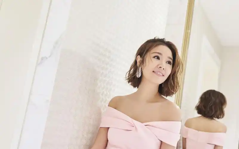 分享一组林心如图片给大家,图中的明星图片壁纸会点缀你的电脑桌面