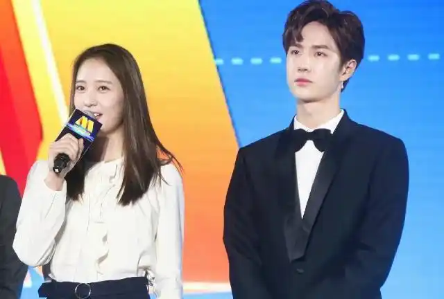 然后则是王一博和郑秀晶的合照,是不是许多粉丝,都是很奇怪呢,这是王