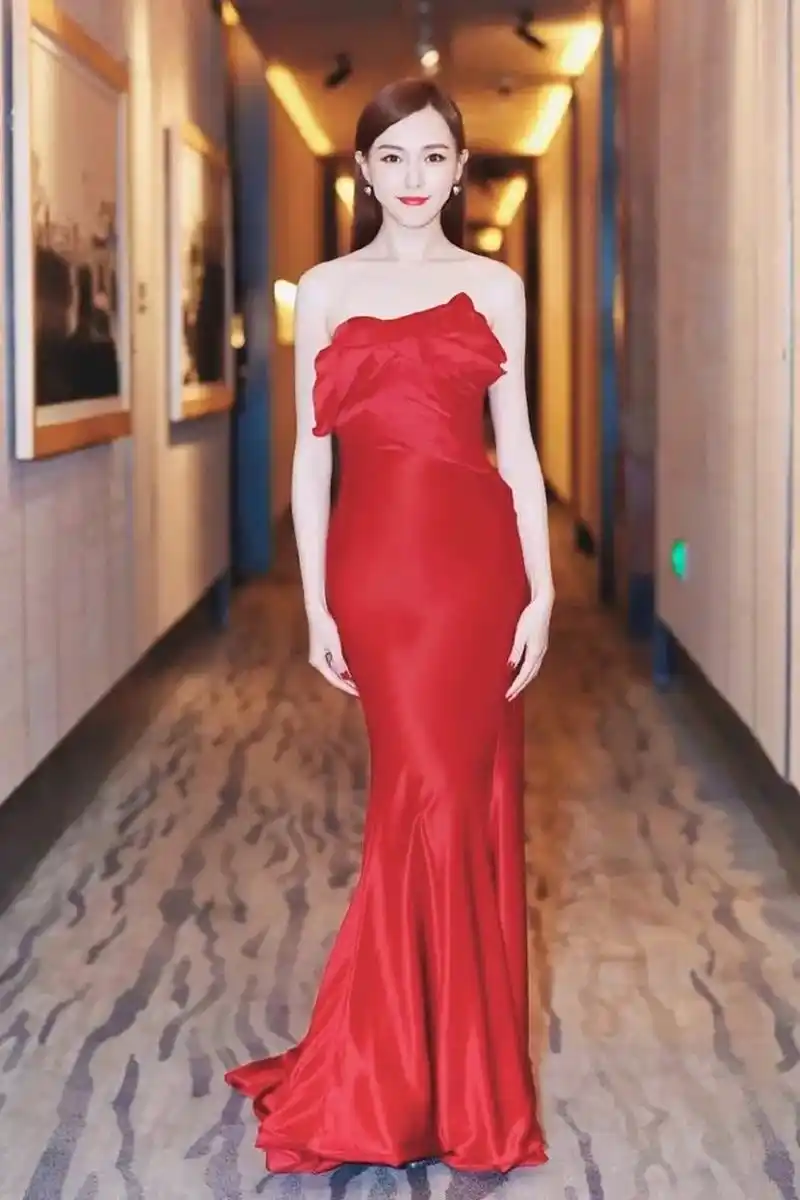 不得不说,唐嫣穿红色真的很美!