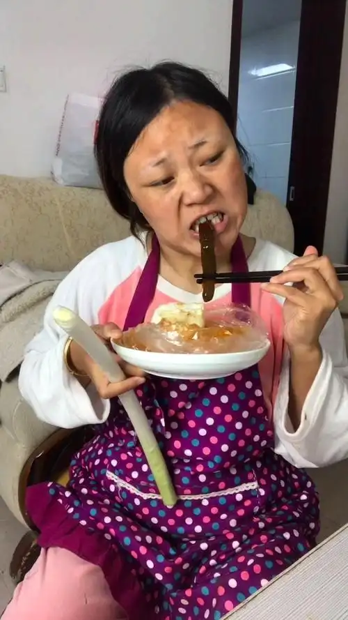 老阿姨被老公嫌弃又丑又邋遢,画个妆惊艳全场