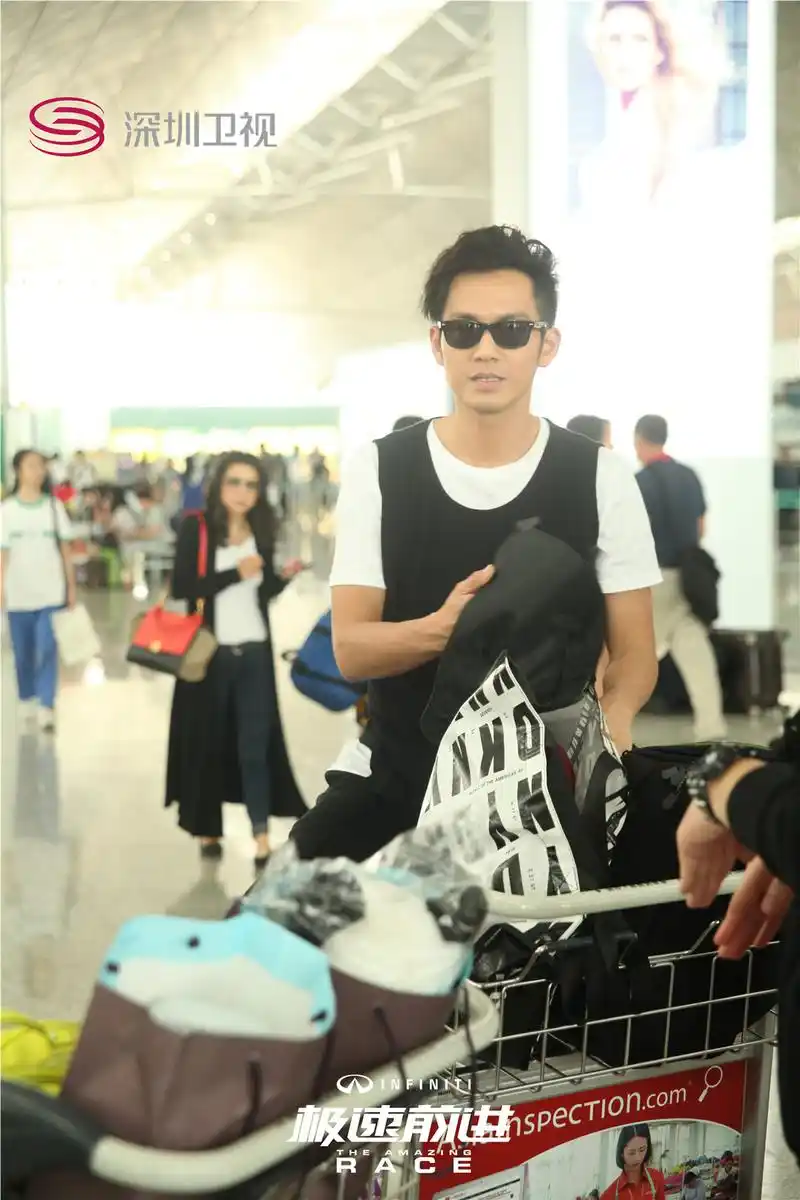 钟汉良机场照,黑色衣服酷似大佬,帅气又温暖