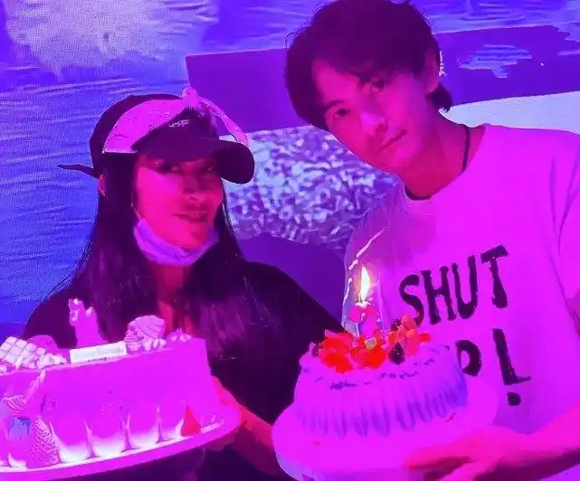 郑元畅声明喜欢女生后即为绯闻女友庆生,女方长得像男人撞脸杨迪