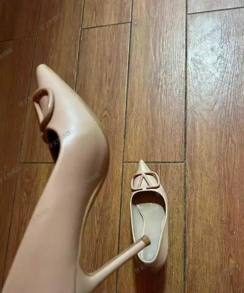 高跟鞋里的透明胶水居然融化了!